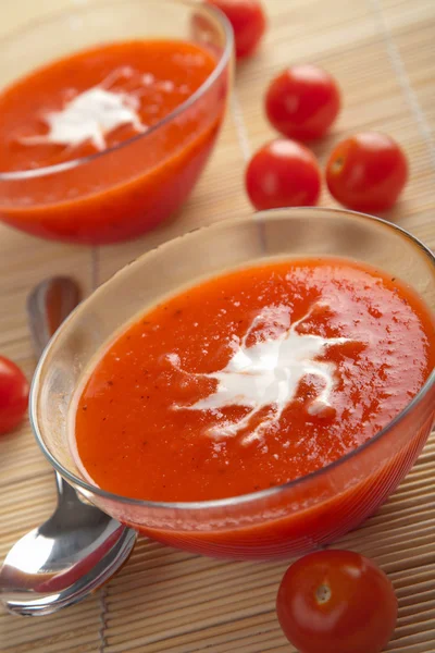 Tomato soup over bamboo mat — Stock Photo, Image