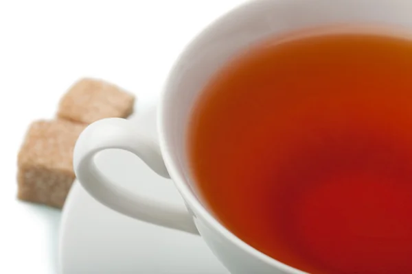 Tasse Tee mit braunem Zucker isoliert — Stockfoto