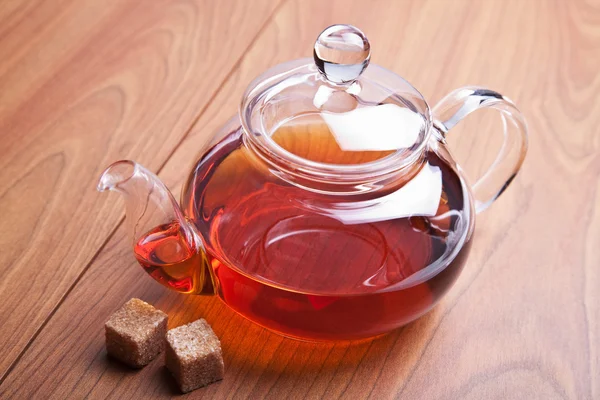Glas Teekanne mit schwarzem Tee — Stockfoto
