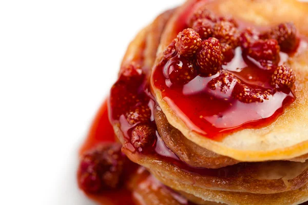 Pancake manis dengan selai stroberi terisolasi — Stok Foto