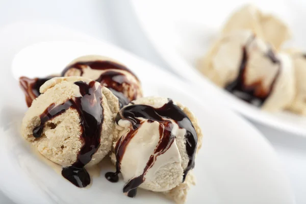 冰淇淋与巧克力糖浆 — 图库照片