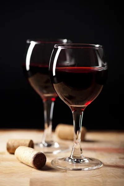 Rode wijn in glazen en kurken — Stockfoto