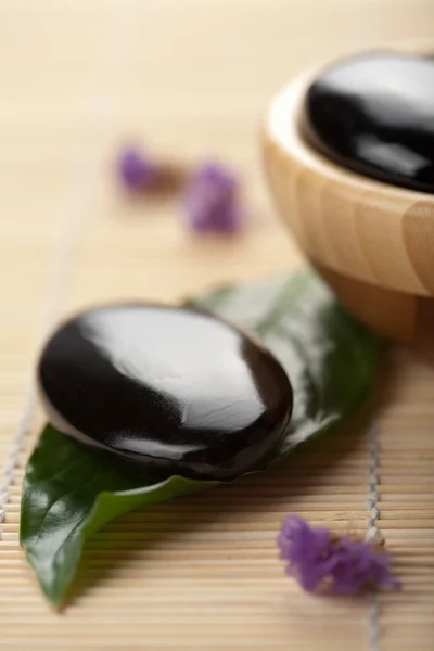 Zen-Steine in Holzschale. Wellness-Hintergrund — Stockfoto