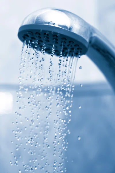 Água que flui do chuveiro de metal — Fotografia de Stock