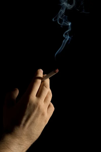 Mão segurando um cigarro fumando isolado — Fotografia de Stock
