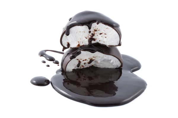Marshmallows v čokoládový sirup, samostatný — Stock fotografie
