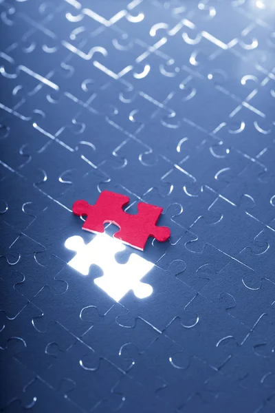 Quebra-cabeça azul com uma peça vermelha — Fotografia de Stock