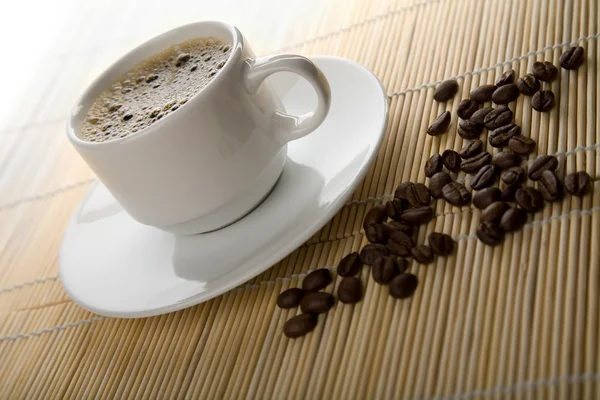 Tasse Kaffee und Kaffeebohnen — Stockfoto