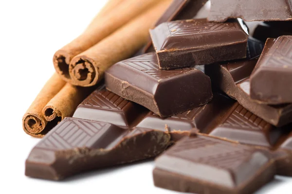 Scherben aus Schokolade und Zimt isoliert — Stockfoto