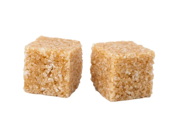 Bruine suiker kubussen geïsoleerd — Stockfoto