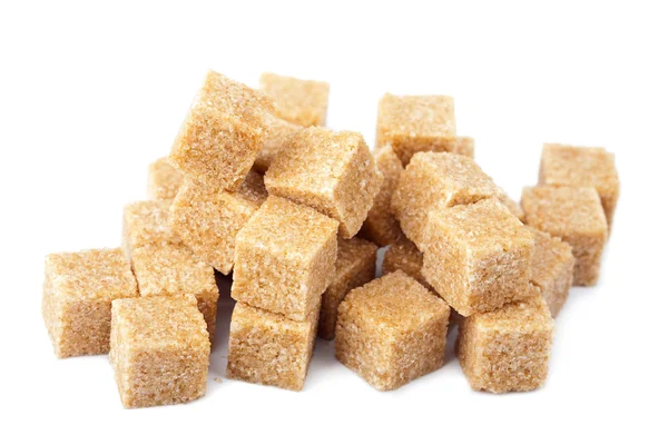 Cubos de azúcar moreno aislados — Foto de Stock