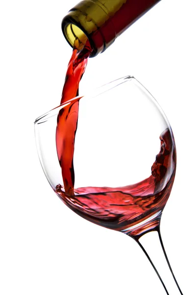 Rode wijn, gieten in glas geïsoleerd — Stockfoto