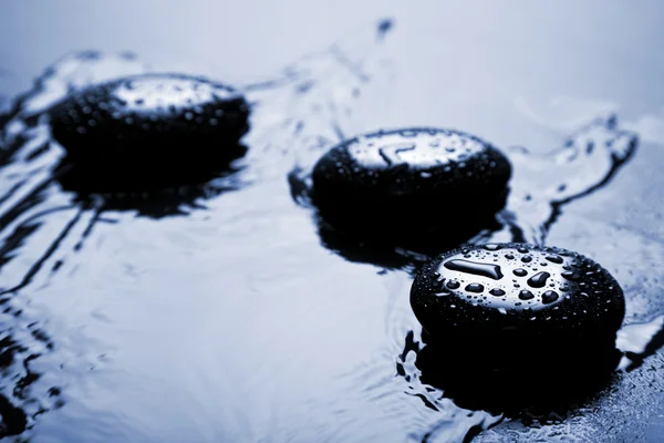 Krople błyszczący zen kamienie wodą — Zdjęcie stockowe