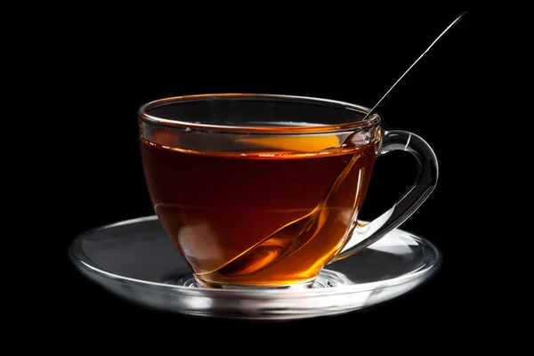Чашка чая на черном фоне — стоковое фото