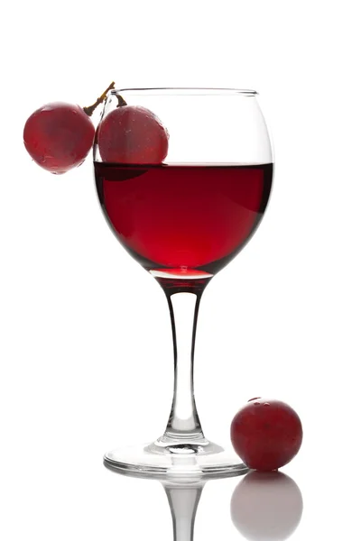 Kadeh kırmızı şarap ve üzüm izole — Stok fotoğraf