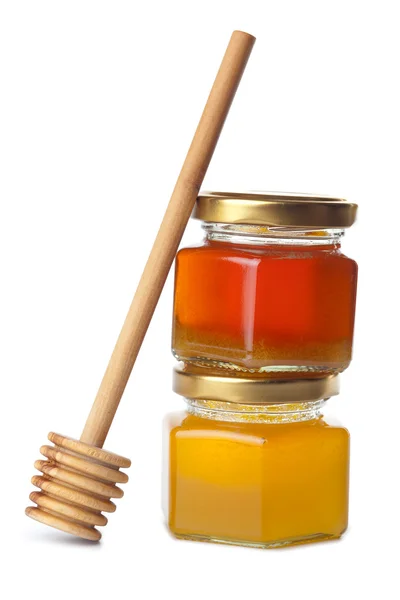Miel en bouteilles et trempette en bois isolé — Photo