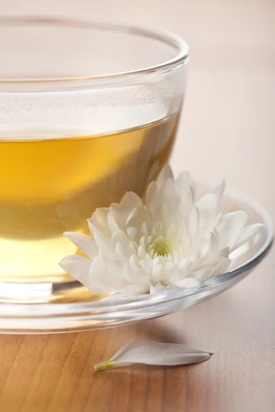 Šálek zeleného čaje a bílý květ — Stock fotografie