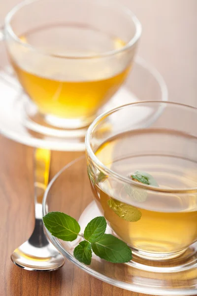 Dwóch filiżanek zielonej herbaty z mięty — Zdjęcie stockowe