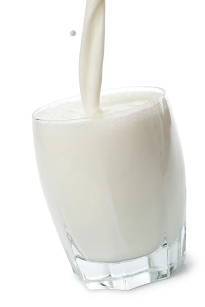 Mjölk hälla i glas isolerade — Stockfoto