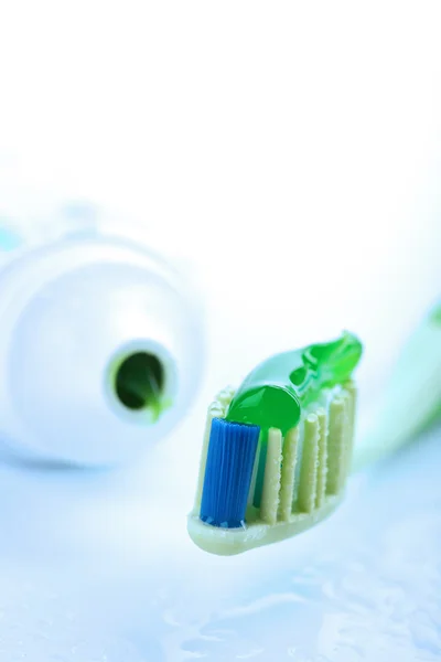 Escova de dentes com pasta de dentes verde. cuidados dentários — Fotografia de Stock