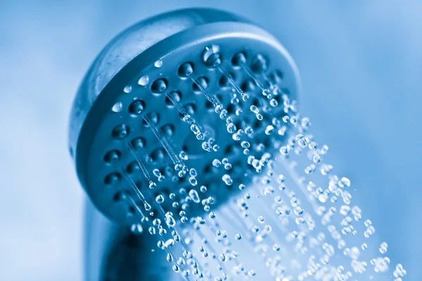 Acqua che sgorga dalla doccia in metallo — Foto Stock