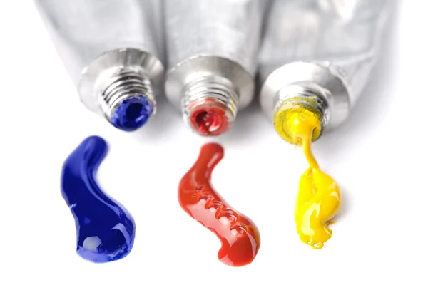 Tintas coloridas espremidas de tubos isolados — Fotografia de Stock