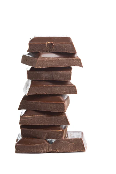 Pedaços quebrados de chocolate isolado — Fotografia de Stock