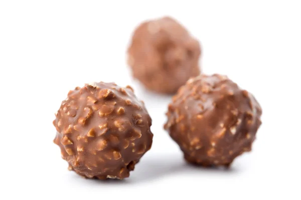 Okrągłe cukierki czekoladowe na białym tle — Zdjęcie stockowe
