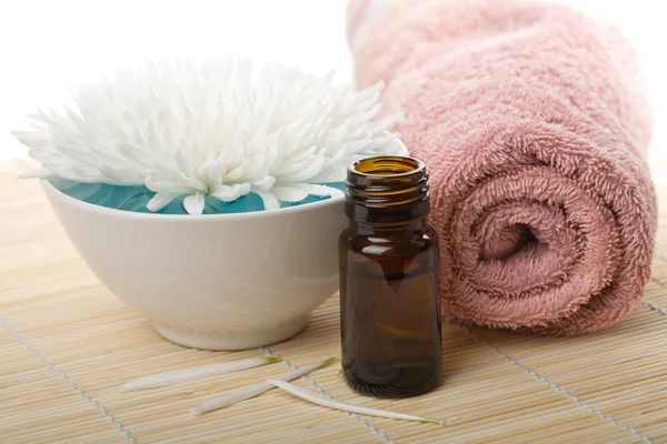 Toallas y aceite esencial aislados. spa y cuidado corporal —  Fotos de Stock