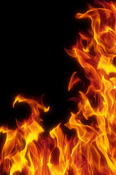 Flamme isoliert über schwarzem Hintergrund — Stockfoto