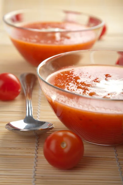 竹マットにトマトのスープ — ストック写真