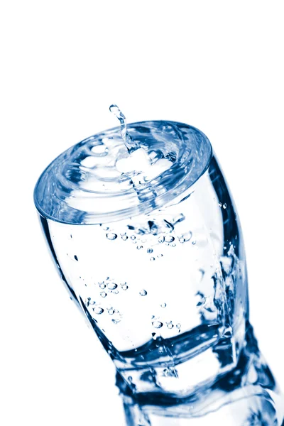 Разбрызгивание воды в стекло — стоковое фото