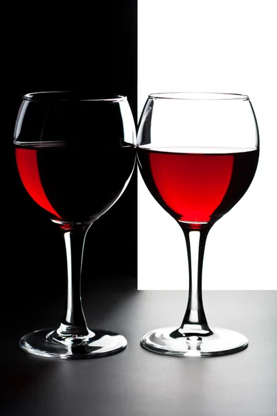 Dos copas de vino tinto aisladas —  Fotos de Stock
