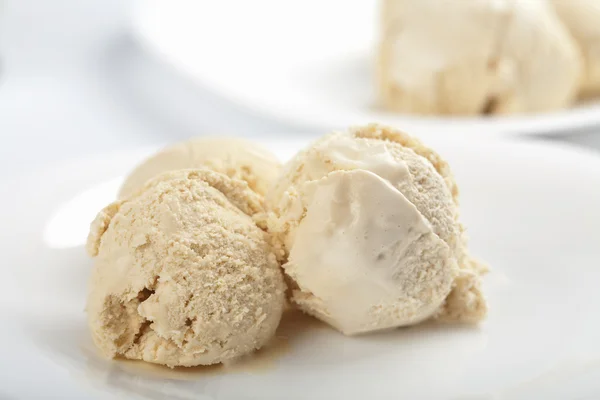 Crème glacée sur assiettes blanches — Photo