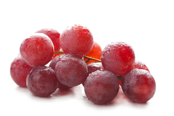 Rijpe druiven met waterdruppels geïsoleerd — Stockfoto