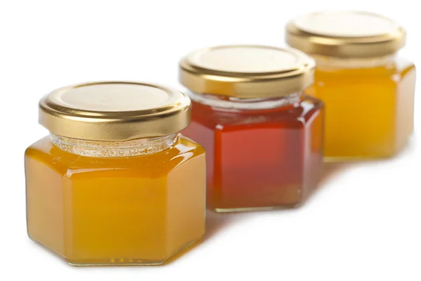Flaskor med olika honung isolerade — Stockfoto