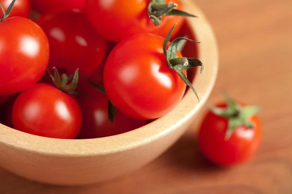 Tomates maduros en tazón de madera — Foto de Stock