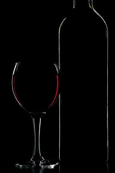 Silhouette di bottiglia di vino e vetro su nero — Foto Stock