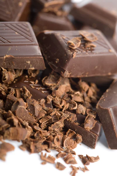 Hög med brutna choklad isolerade — Stockfoto