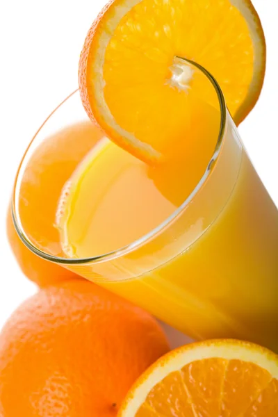 Lasi appelsiinimehua ja appelsiinit eristetty — kuvapankkivalokuva