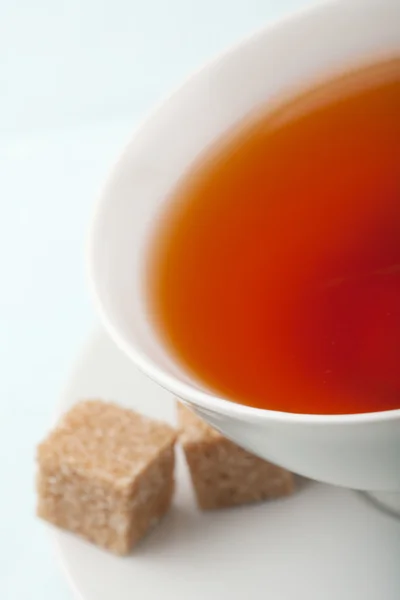 Tazza di tè con zucchero di canna — Foto Stock