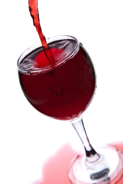 Rødvin hældes i glas isoleret - Stock-foto
