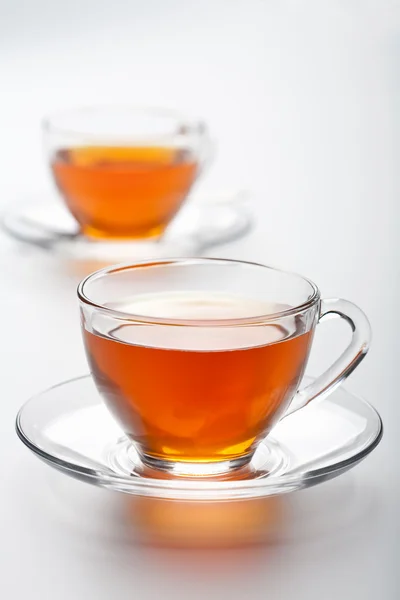 Две чашки чая на белом фоне — стоковое фото