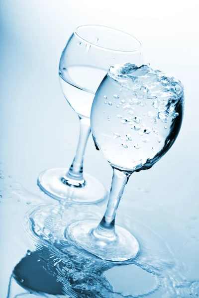 Czysta woda rozpryskująca do szklanki — Zdjęcie stockowe