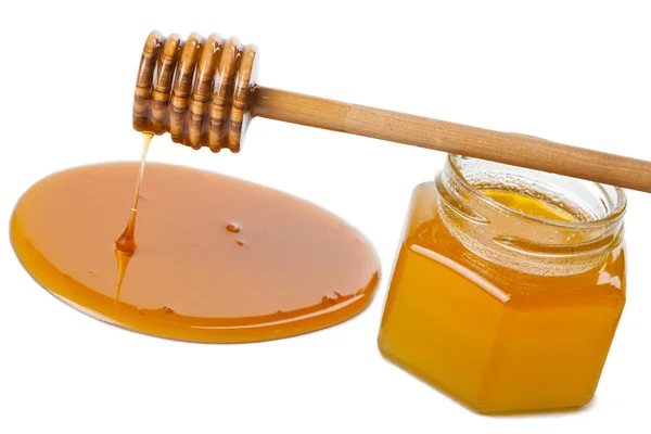 Trä skopa med honung och flaska isolerade — Stockfoto