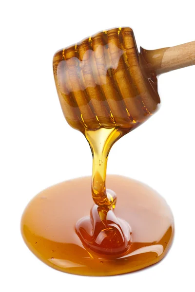 Holzdipper mit Honig isoliert — Stockfoto