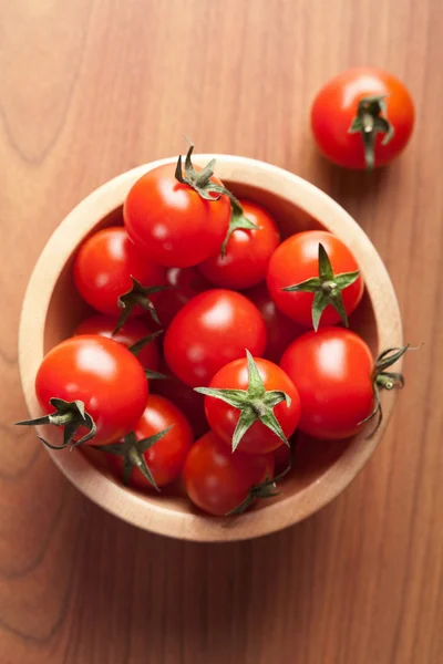 Спелые помидоры в деревянной чаше — стоковое фото