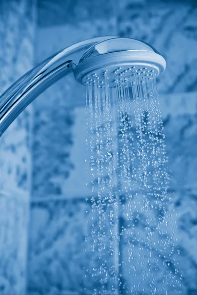 金属製のシャワーから流れる水 — ストック写真