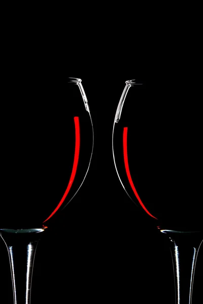 Two glasses of red wine isolated over black — Stock Photo, Image