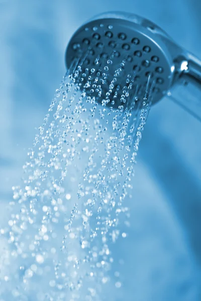 Agua que fluye de la ducha de metal — Foto de Stock